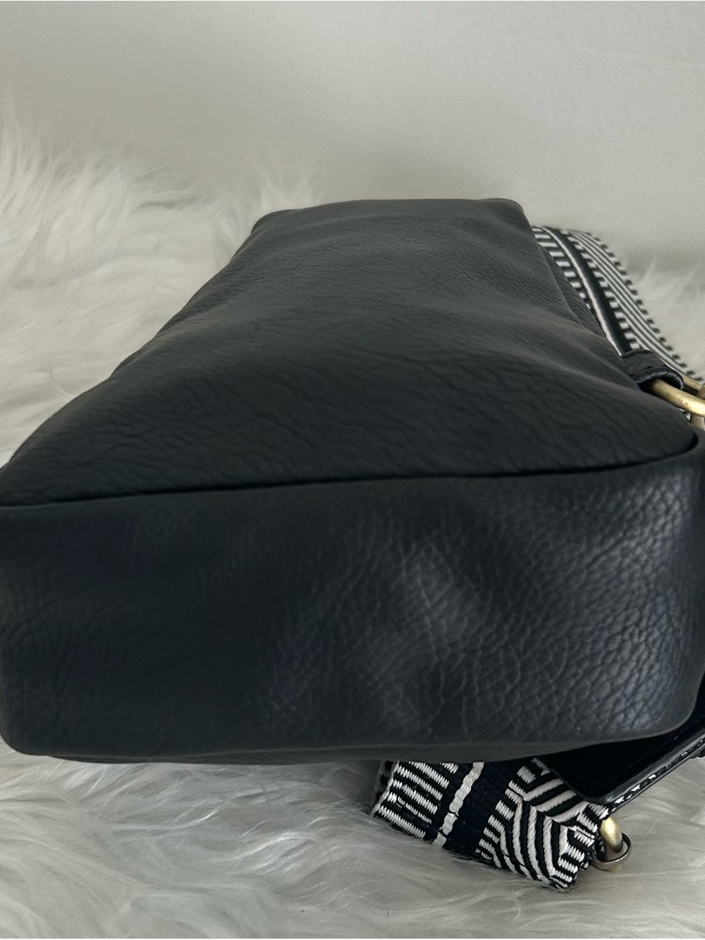 Urban Originals Black Vegan Leather Sling Backpack Crossbody Bag Guitar Strap - Picture 9 of 13